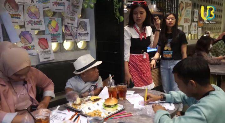momen Ucok Baba nongkrong di Karen's Diner (YouTube.com