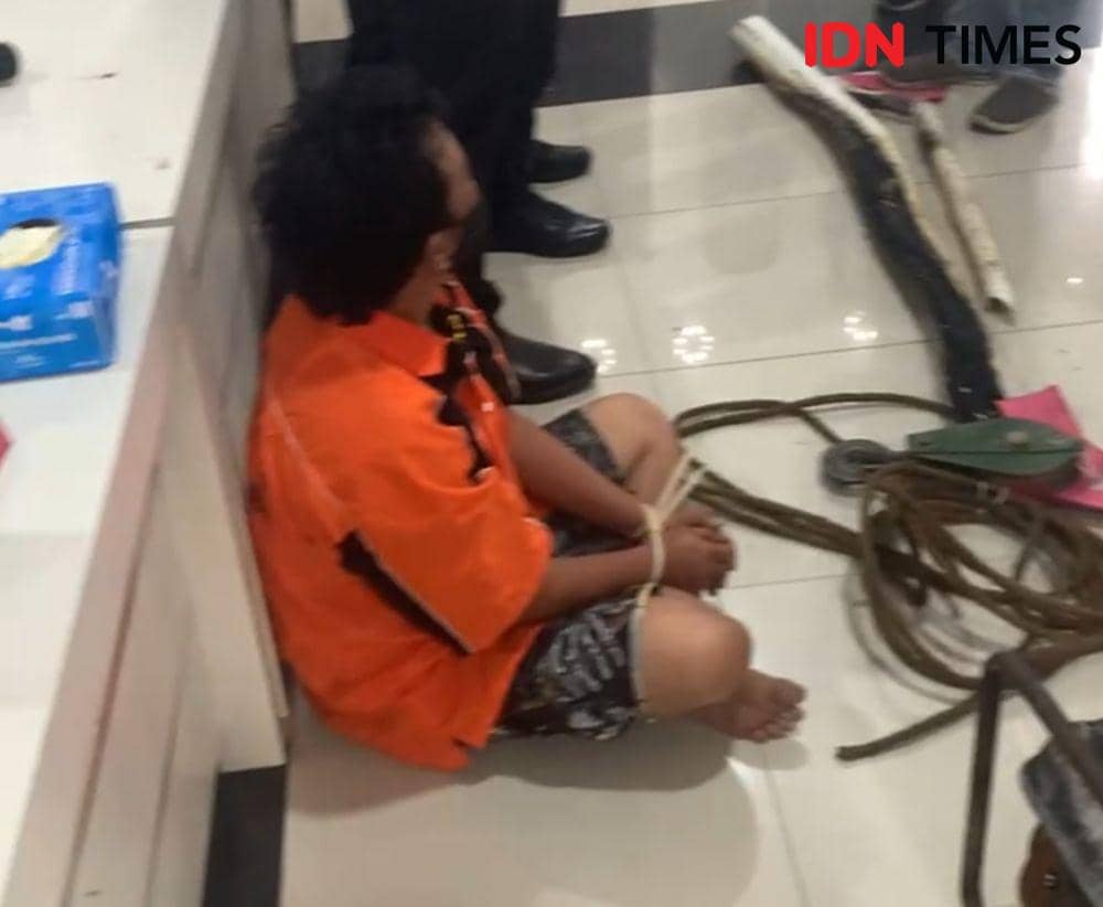 (Pemilik tempat penampungan minyak ilegal saat diamankan Polres Muba) IDN Times/Yuliani