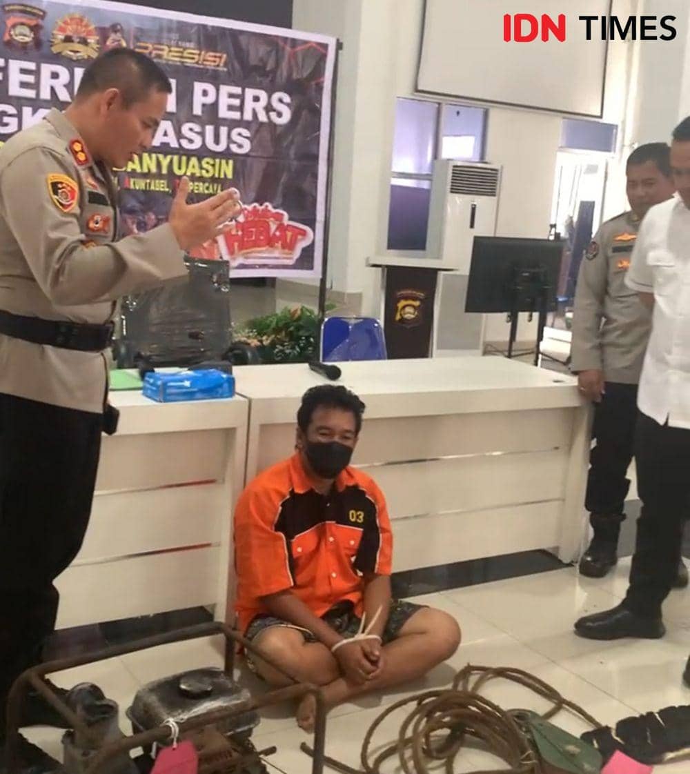 (Pemilik tempat penampungan minyak ilegal saat diamankan Polres Muba) IDN Times/Yuliani