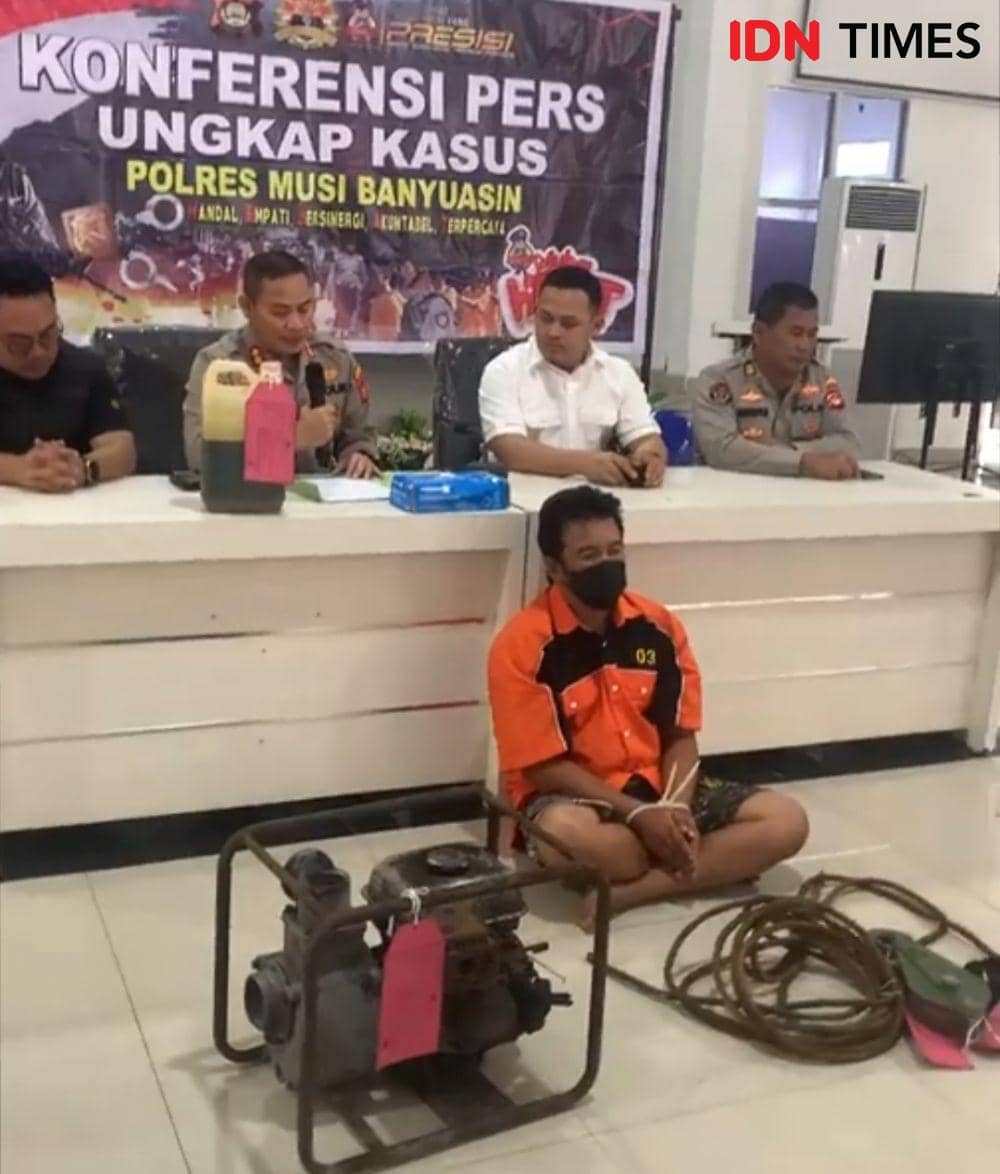 (Pemilik tempat penampungan minyak ilegal saat diamankan Polres Muba) IDN Times/Yuliani