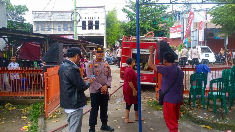 Mobil Damkar diterjunkan membantu memadamkan api. (dok. Polsek Gunungsari)