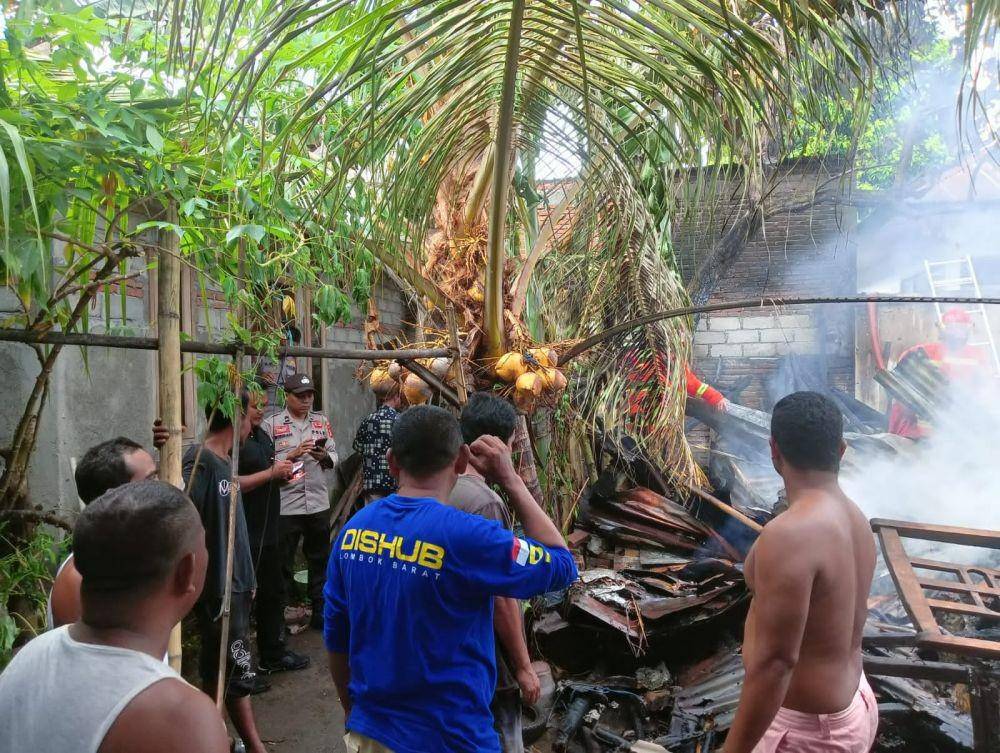 Warga membantu memadamkan api. (dok. Polsek Gunungsari)