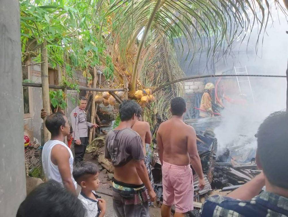 Rumah warga yang hangus terbakar. (dok. Polsek Gunungsari)