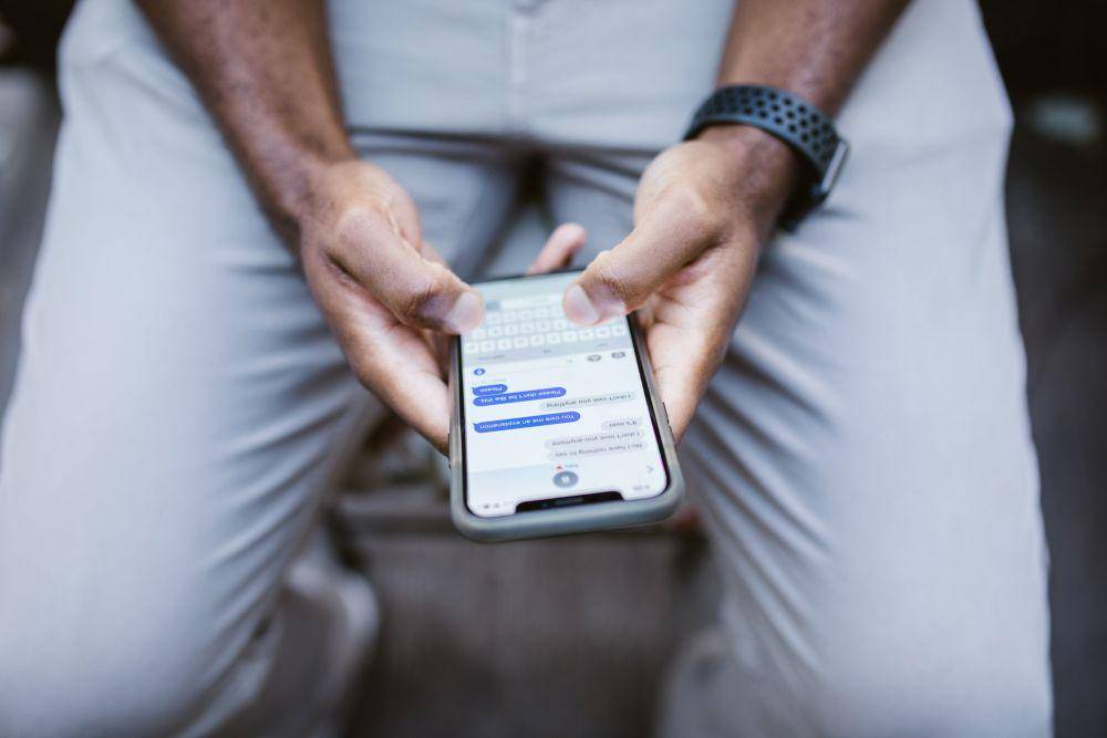 Seseorang yang mengirimkan pesan (pexels.com/RODNAE Productions)