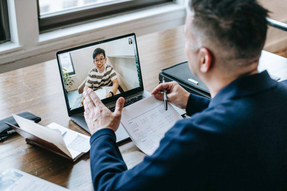 Seorang dosen yang sedang mengisi kelas secara online (pexels.com/Vanessa Garcia)