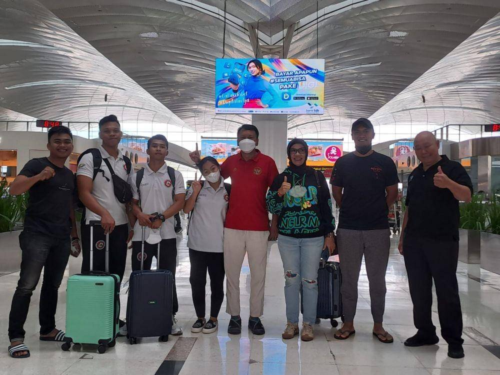 Pengurus PJSI Sumut bersama atlet jelang keberangkatan di Bandara Kualanamu, Jumat (6/1/2023) (Dok.Istimewa)