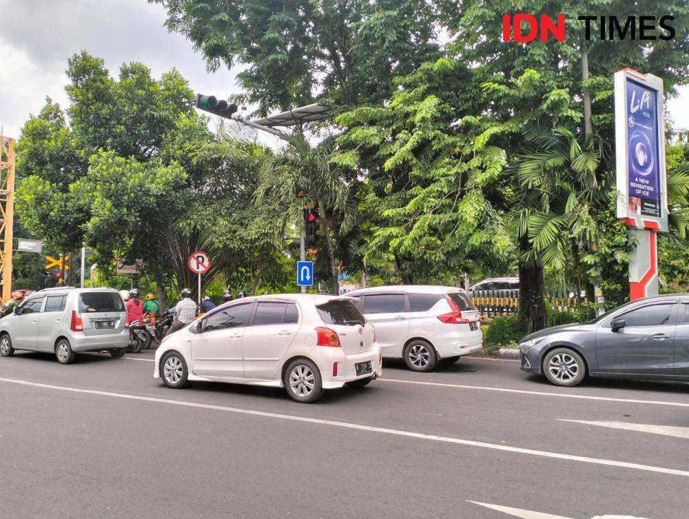 Suasana para pengendara di traffic light Margorejo Surabaya, Jumat (6/1/2023). (IDN Times/Khusnul Hasana)