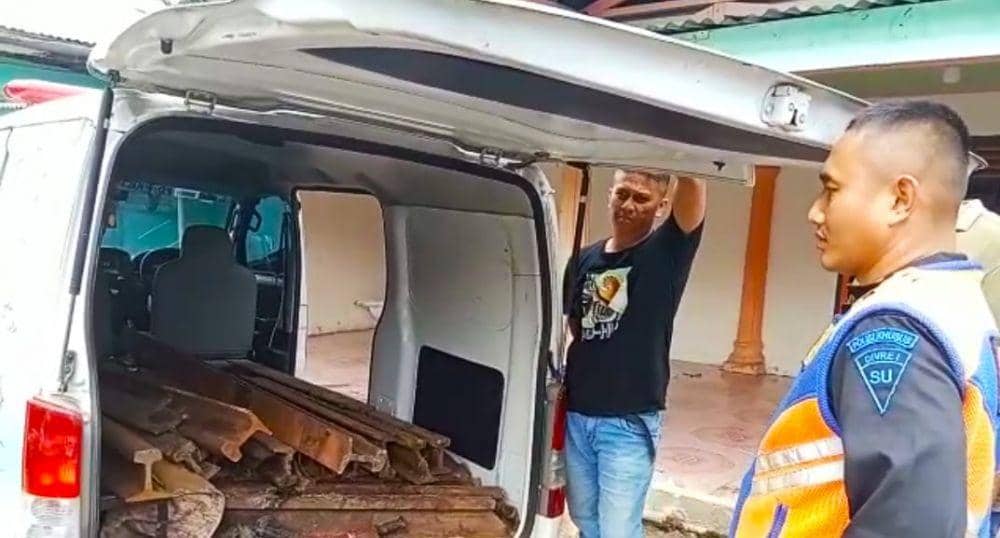 Curi Rel Pakai Ambulans di Asahan, Pelaku Kabur Tinggalkan Mobil