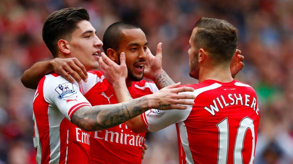 Para pemain Arsenal merayakan gol di EPL 2014/2015. (premierleague.com)