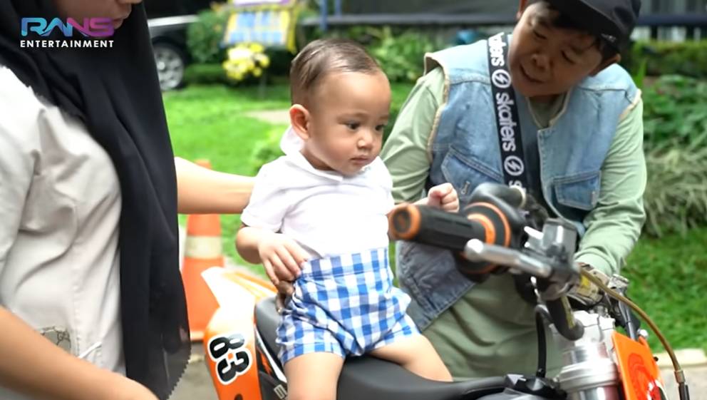 Rayyanza naik motor trail (YouTube.com/Rans Entertainment)