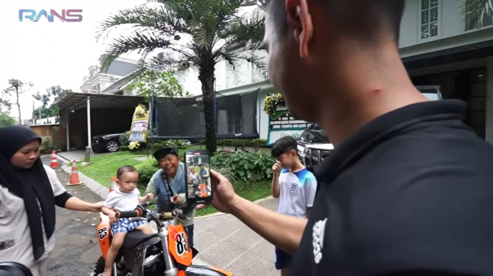 Rayyanza naik motor trail (YouTube.com/Rans Entertainment)