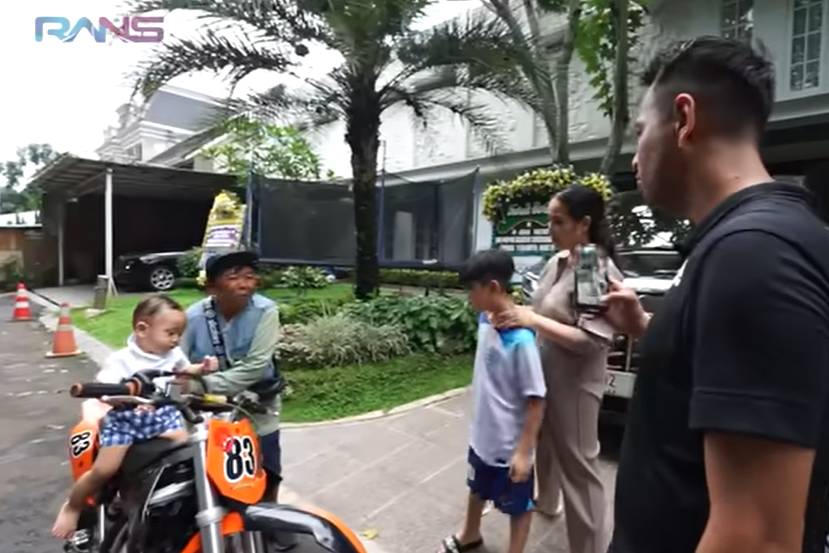 Rayyanza naik motor trail (YouTube.com/Rans Entertainment)