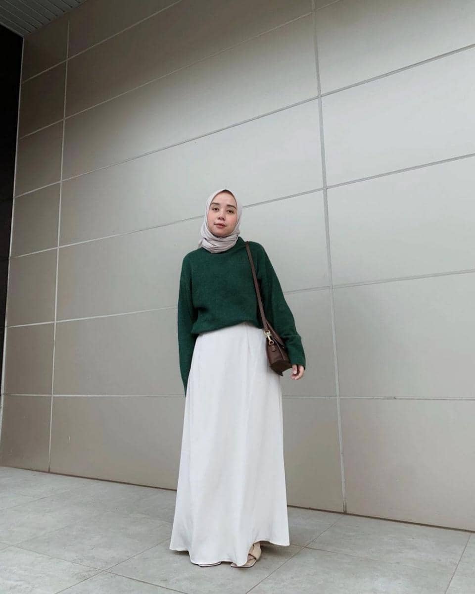 Qonitah Al Jundiah dengan outfit semi formalnya (instagram.com/thataljundiah)