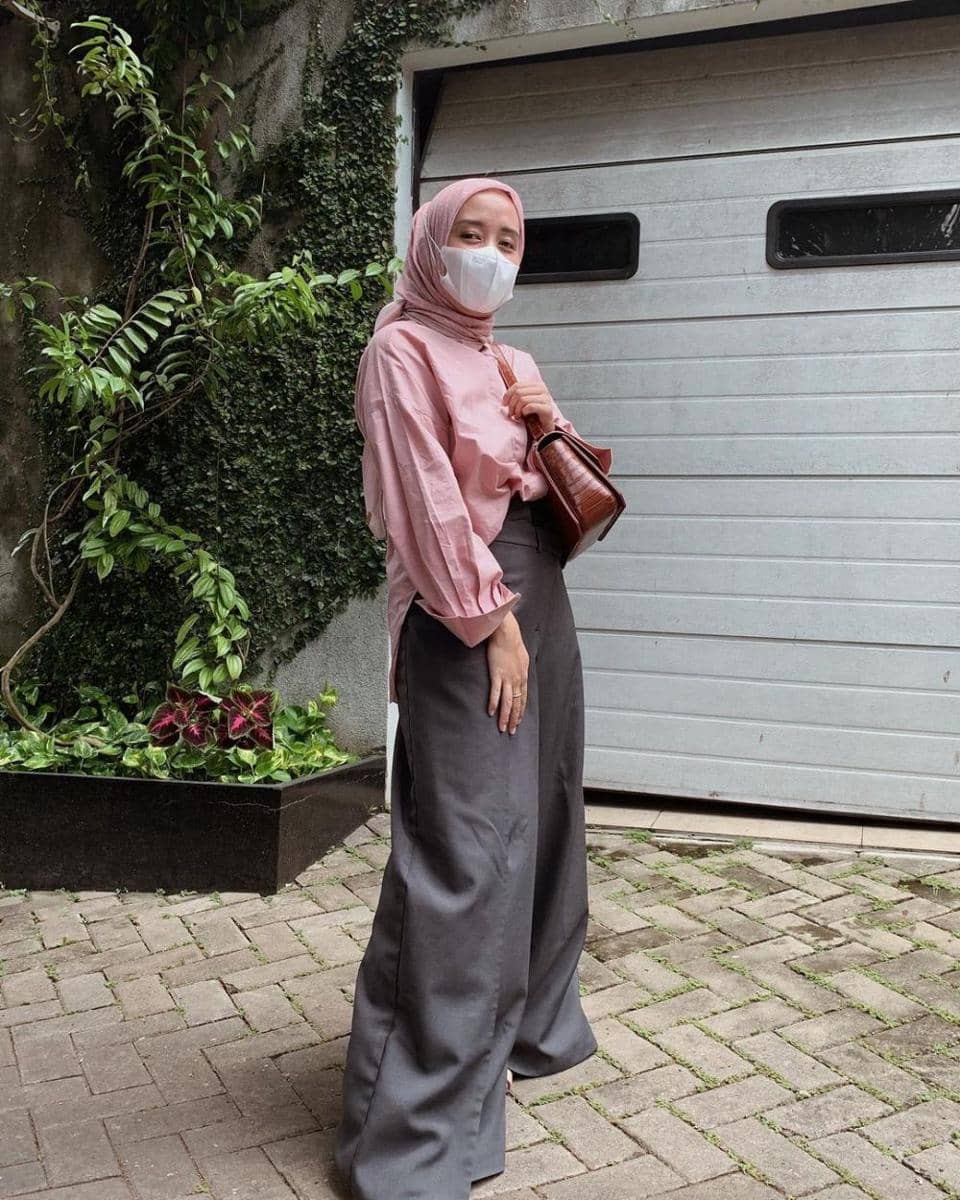 Qonitah Al Jundiah dengan outfit semi formalnya (instagram.com/thataljundiah)