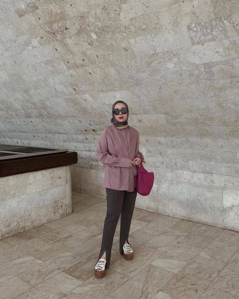 Qonitah Al Jundiah dengan outfit semi formalnya (instagram.com/thataljundiah)