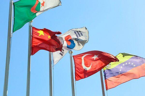 Bendera China bersama bendera negara-negara lainnya. (Sumber: pixabay.com/difotolife)