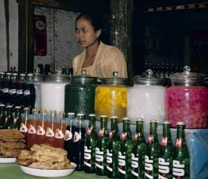 9 Potret Suasana Warung di Indonesia Zaman Dulu, Bikin Nostalgia!