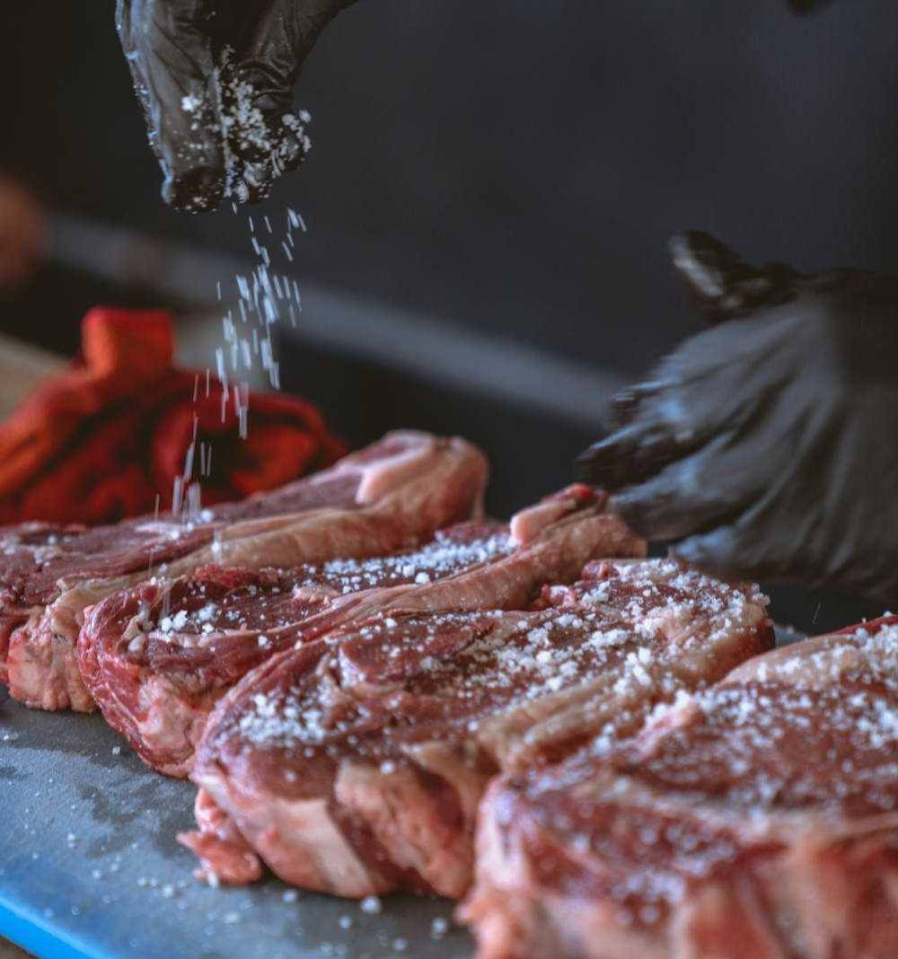 ilustrasi membumbui daging (pexels.com/id-id/@cristian-rojas/)