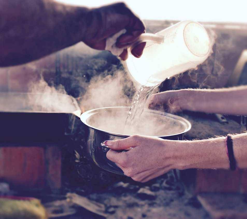 ilustrasi merebus daging (unsplash.com/@joepregadio)