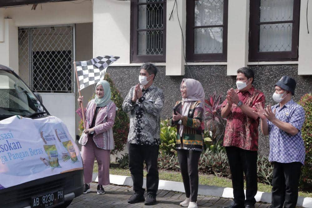 Peluncuran program Stabilisasi Pasokan dan Harga Pangan (SPHP), di Kantor Disperindag DIY, Jumat (6/1/2023). (Istimewa/Humas BULOG)