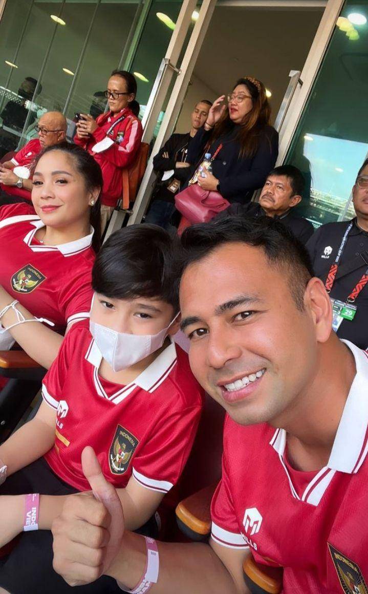 potret Nagita Slavina nonton Piala AFF (instagram.com/raffinagita1717)