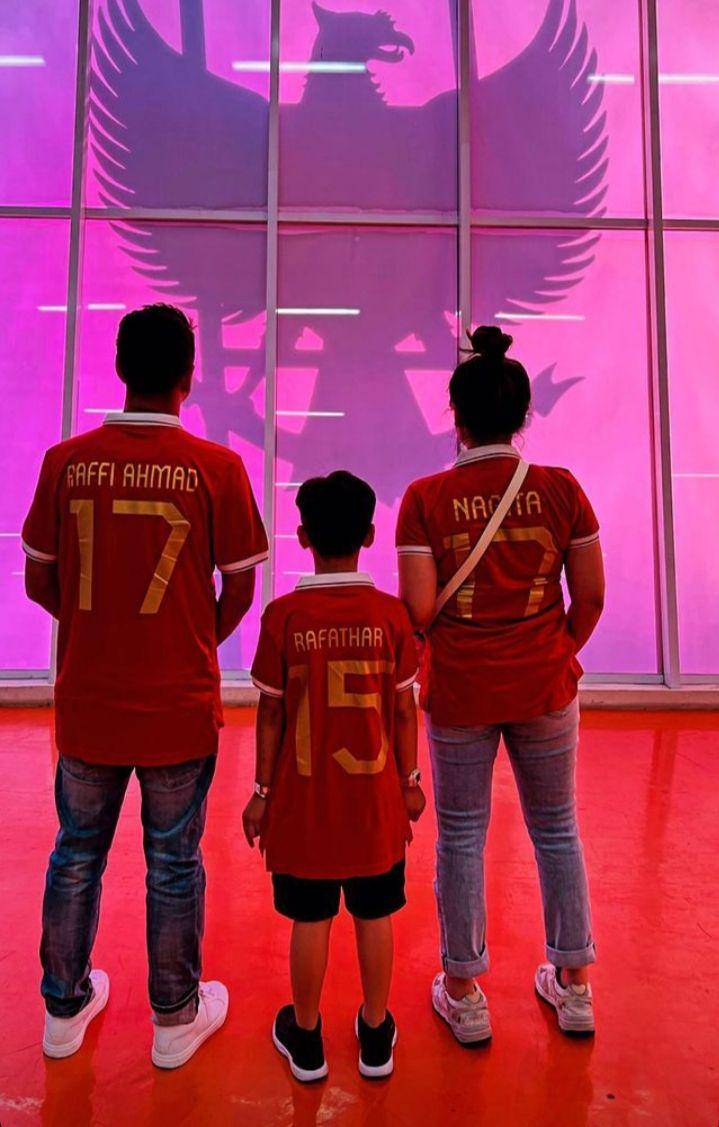 potret Nagita Slavina nonton Piala AFF (instagram.com/raffinagita1717)