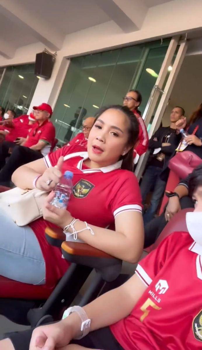 potret Nagita Slavina nonton Piala AFF (instagram.com/raffinagita1717)
