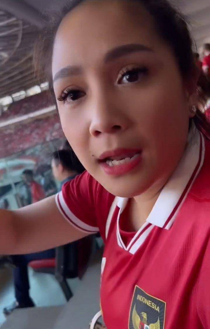 potret Nagita Slavina nonton Piala AFF (instagram.com/raffinagita1717)