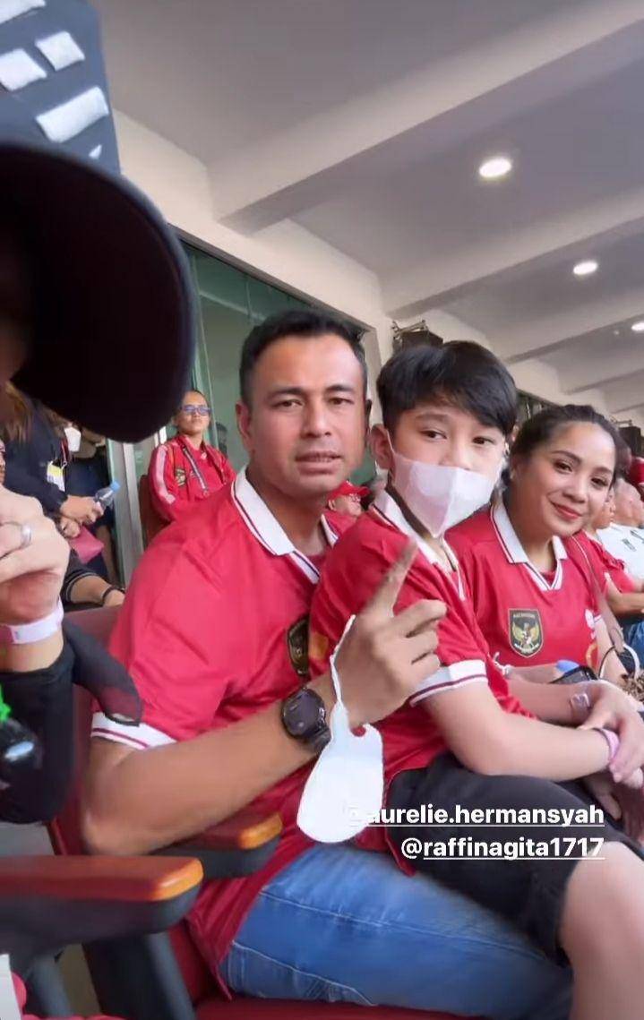 potret Nagita Slavina nonton Piala AFF (instagram.com/attahalilintar)
