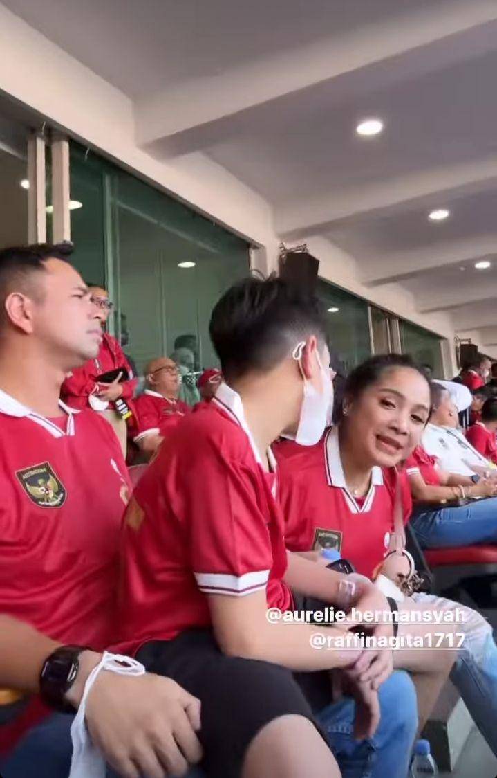 potret Nagita Slavina nonton Piala AFF (instagram.com/attahalilintar)