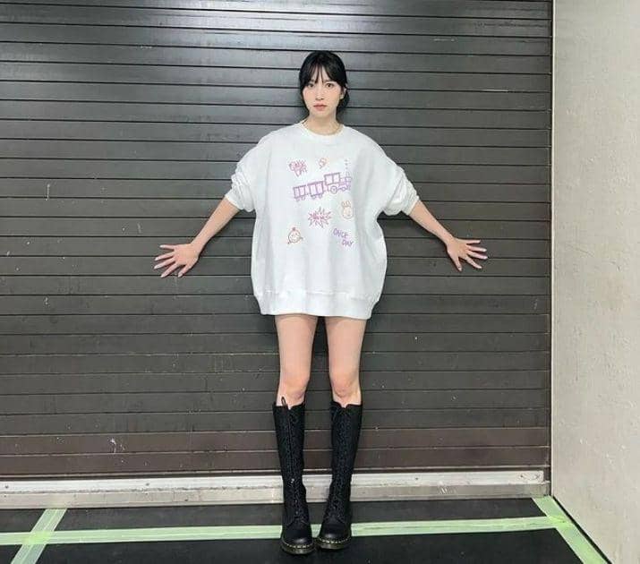 Ootd ala Mina TWICE (instagram.com/mina_sr_my)