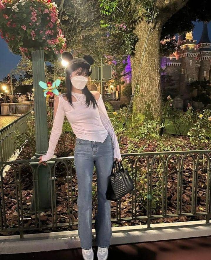 Ootd ala Mina TWICE (instagram.com/mina_sr_my)