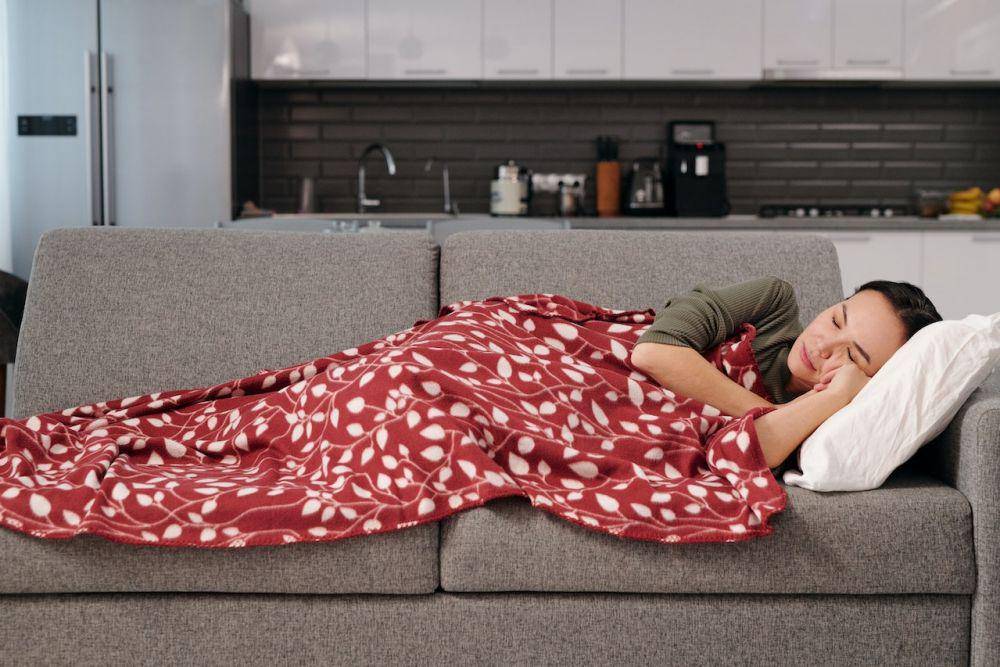 ilustrasi wanita hamil tidur siang (pexels.com/Jep Gambardella)