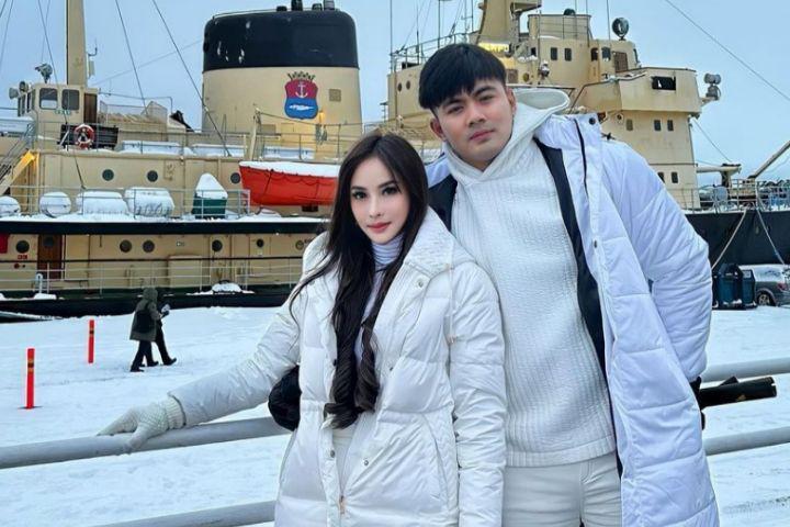 10 Potret Liburan Guntur Triyoga dan Istri di Finlandia, Lihat Aurora!