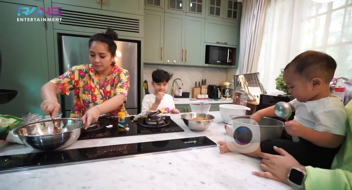 Rayyanza ikut masak. (youtube.com/Rans Entertainment)