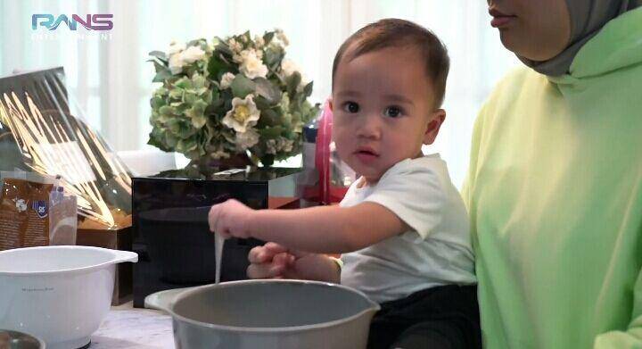 Rayyanza ikut masak. (youtube.com/Rans Entertainment)