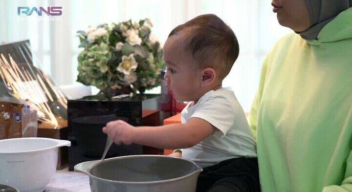 Rayyanza ikut masak. (youtube.com/Rans Entertainment)
