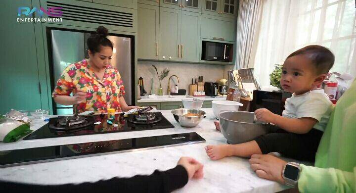 Rayyanza ikut masak. (youtube.com/Rans Entertainment)