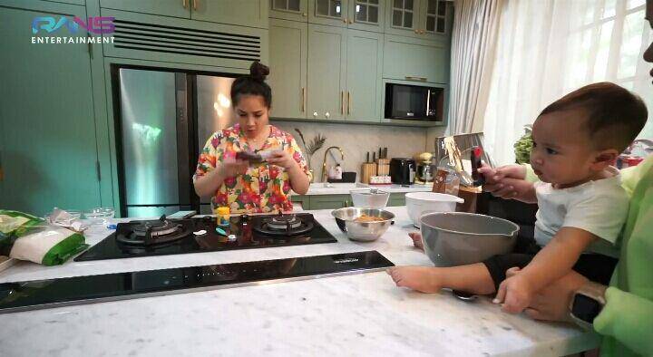 Rayyanza ikut masak. (youtube.com/Rans Entertainment)