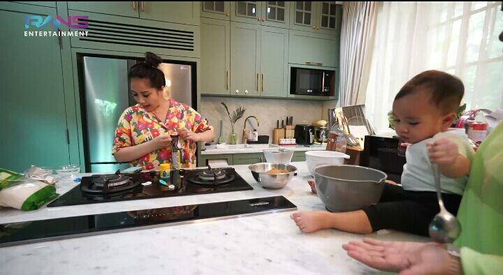 Rayyanza ikut masak. (youtube.com/Rans Entertainment)