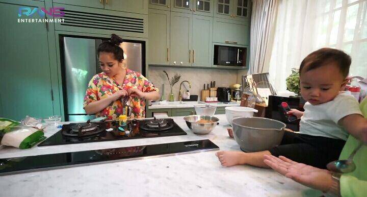 Rayyanza ikut masak. (youtube.com/Rans Entertainment)