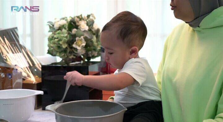 Rayyanza ikut masak. (youtube.com/Rans Entertainment)