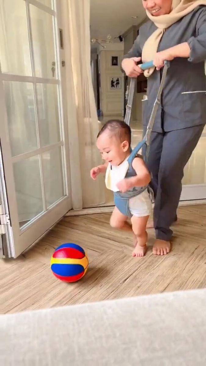 Rayyanza berlatih sepak bola (youtube.com/Indah Lubis Diary)