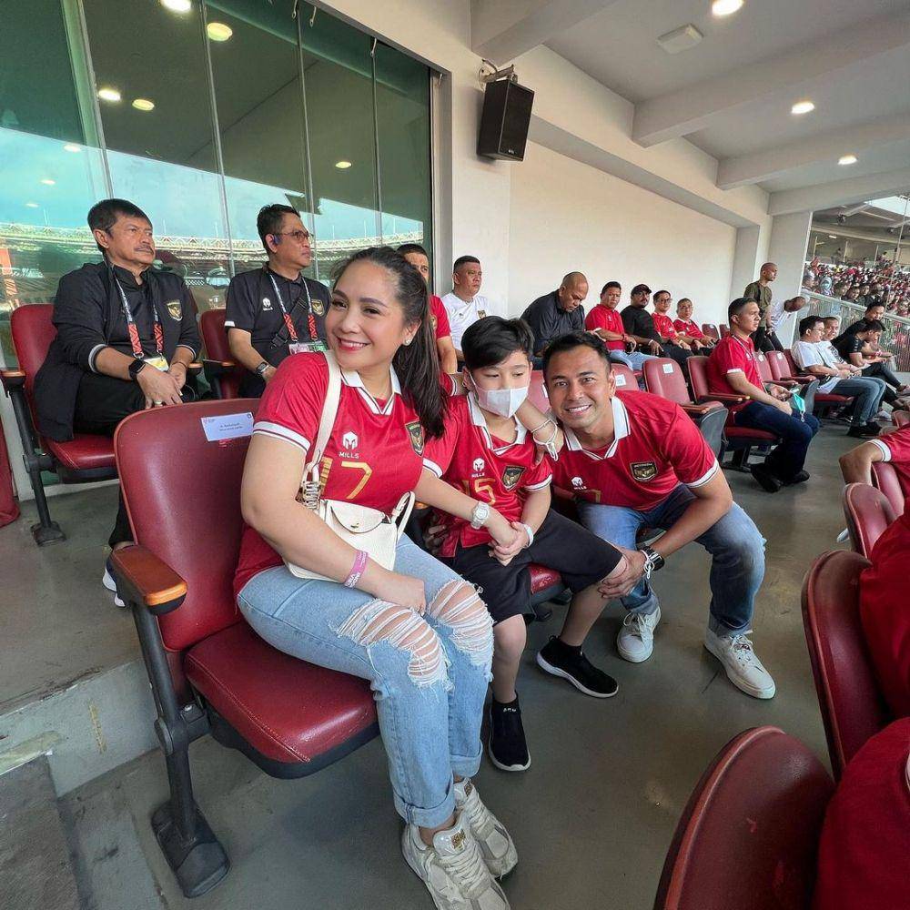 potret Nagita Slavina nonton Piala AFF (instagram.com/raffinagita1717)