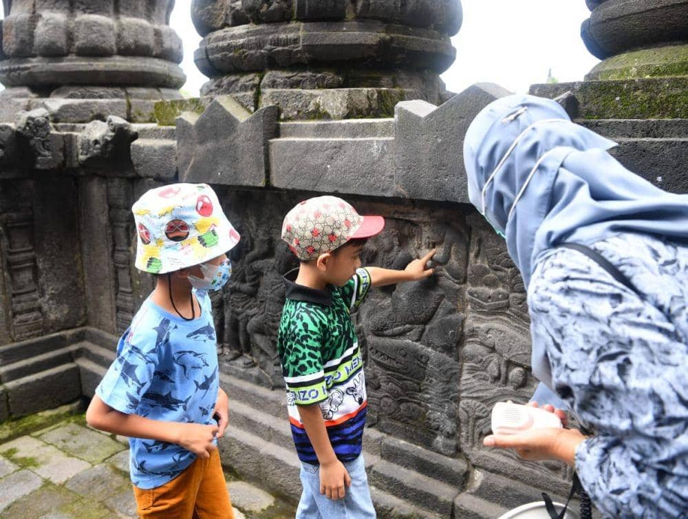 Presiden Joko Widodo dan Ibu Iriana Joko Widodo menghabiskan akhir pekan dengan mengajak cucunya untuk berwisata edukasi ke Taman Wisata Candi Prambanan, Kabupaten Sleman, Provinsi Daerah Istimewa Yogyakarta (DIY), pada Sabtu, 7 Januari 2023 (Dok. Sekretariat Presiden)