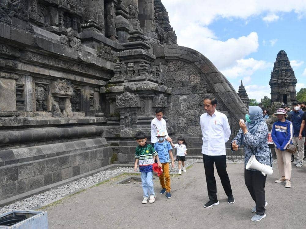 Presiden Joko Widodo dan Ibu Iriana Joko Widodo menghabiskan akhir pekan dengan mengajak cucunya untuk berwisata edukasi ke Taman Wisata Candi Prambanan, Kabupaten Sleman, Provinsi Daerah Istimewa Yogyakarta (DIY), pada Sabtu, 7 Januari 2023 (Dok. Sekretariat Presiden)