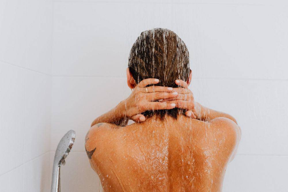 ilustrasi orang mandi (pexels.com/@karolina-grabowska)
