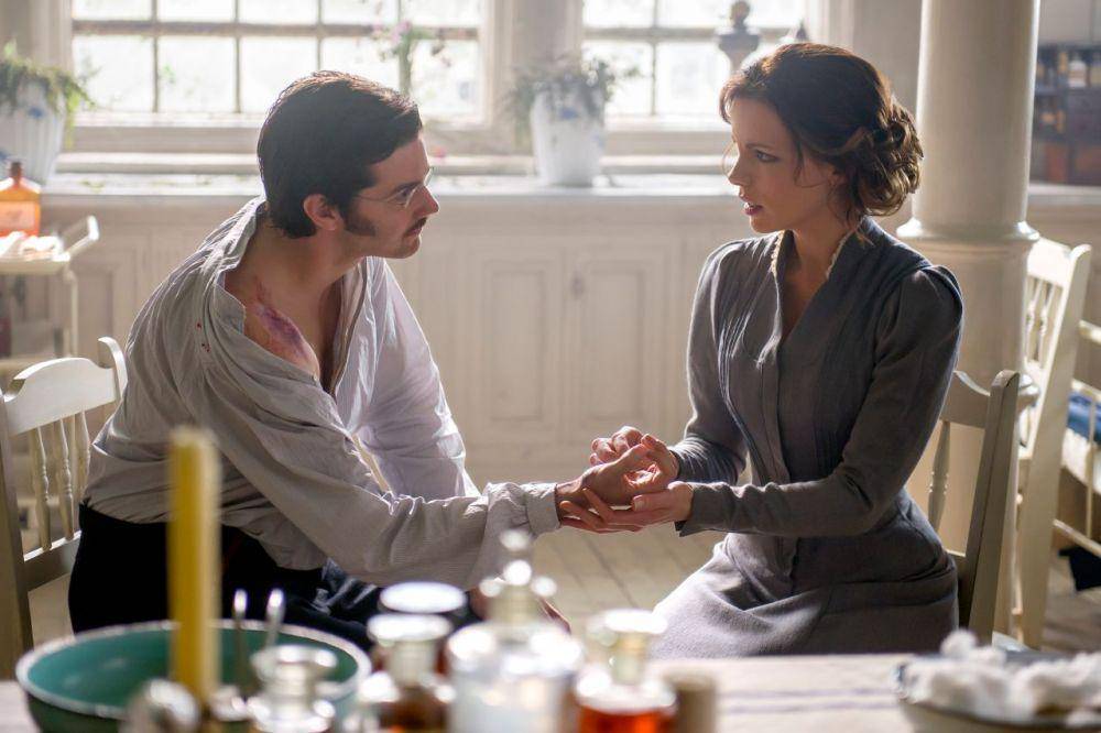 Jim Sturgess dan Kate Beckinsale dalam film Stonehearst Asylum (dok. Icon Productions/Stonehearst Asylum)