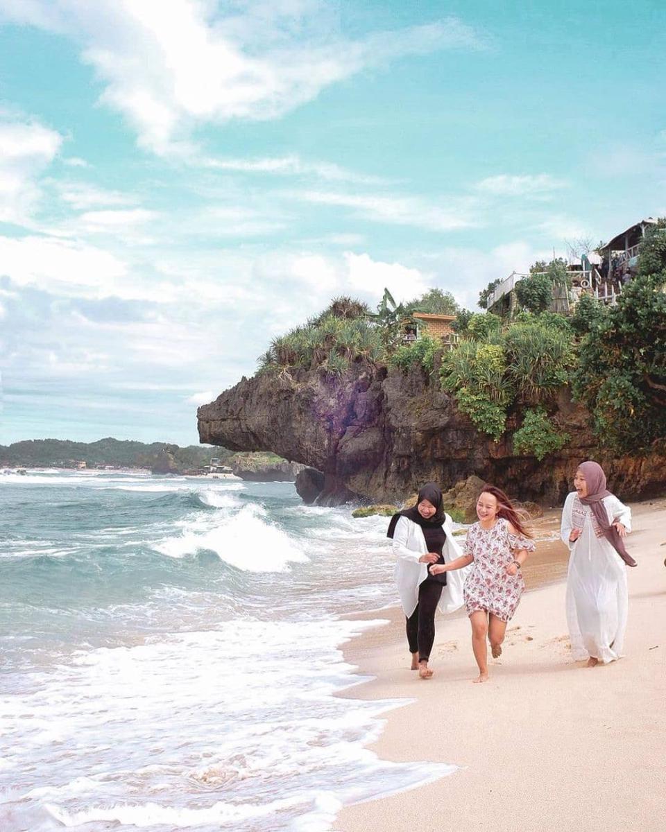 6 Daya Tarik Pantai Somandeng Gunungkidul, Ada Pipa Air Unik
