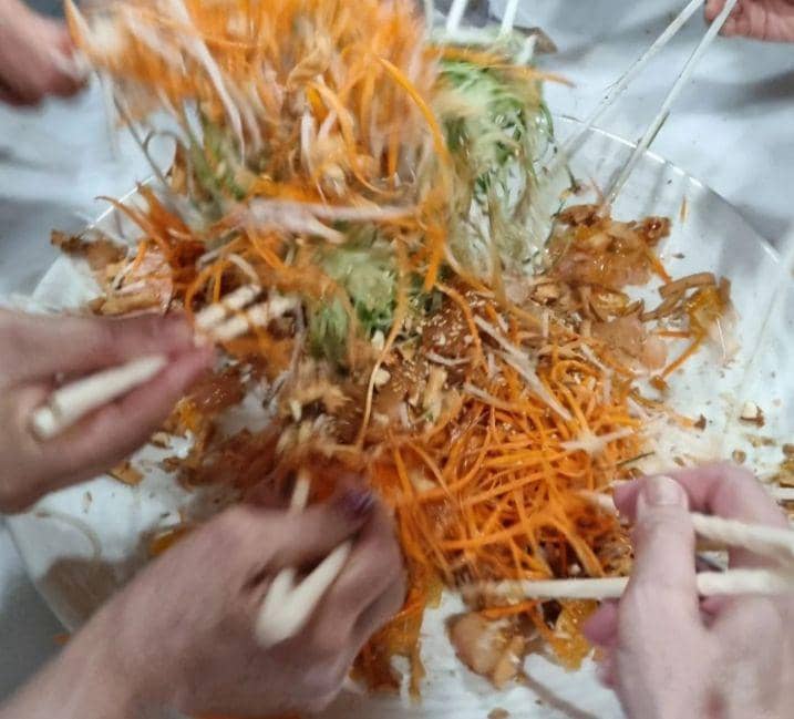 ilustrasi yu sheng yang diangkat tinggi-tinggi (instagram.com/chengeats)